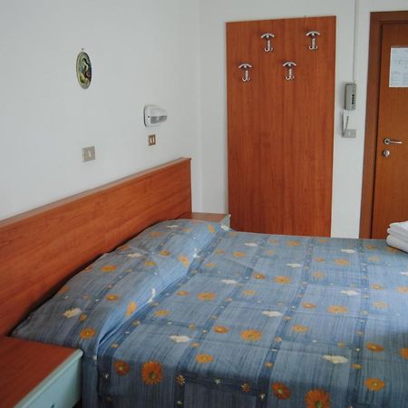 Hotel Trevi Cesenatico Zimmer foto