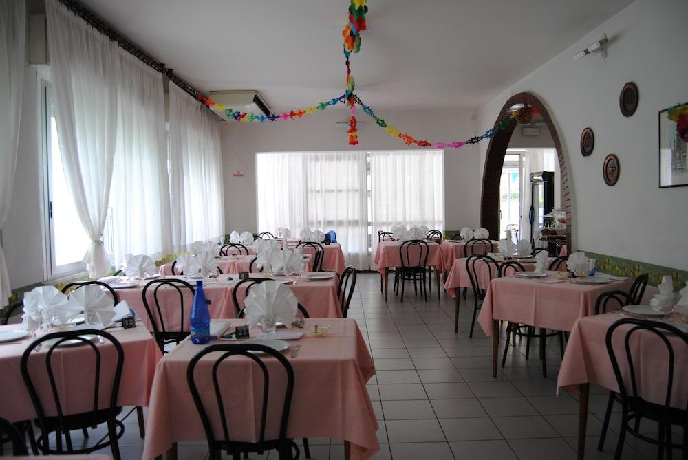 Hotel Trevi Cesenatico Exterior foto